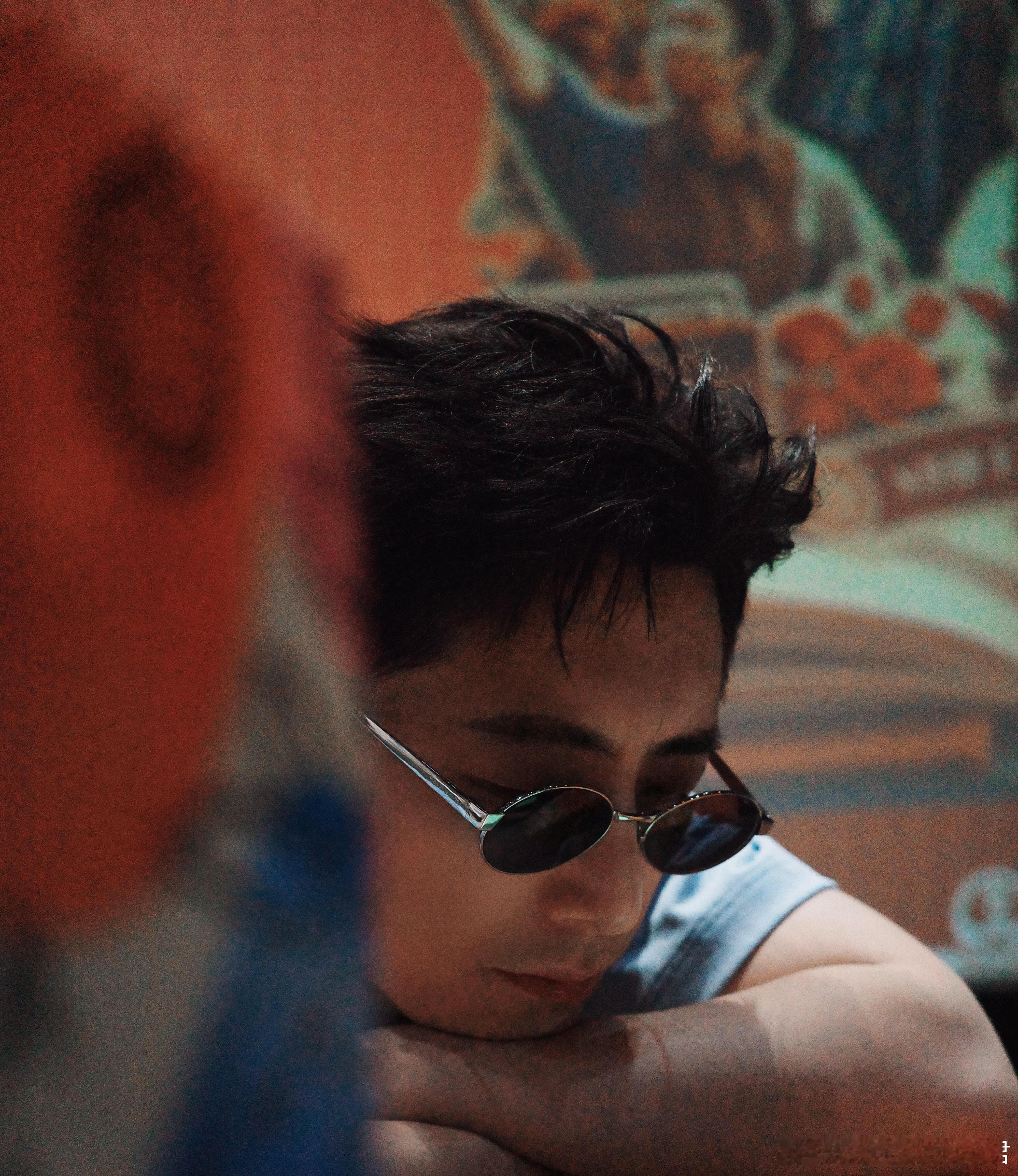 白客3场哭戏12种情绪 医院陪看电影那场最温柔也最刀。他看着她哭，眼泪掉下来全是