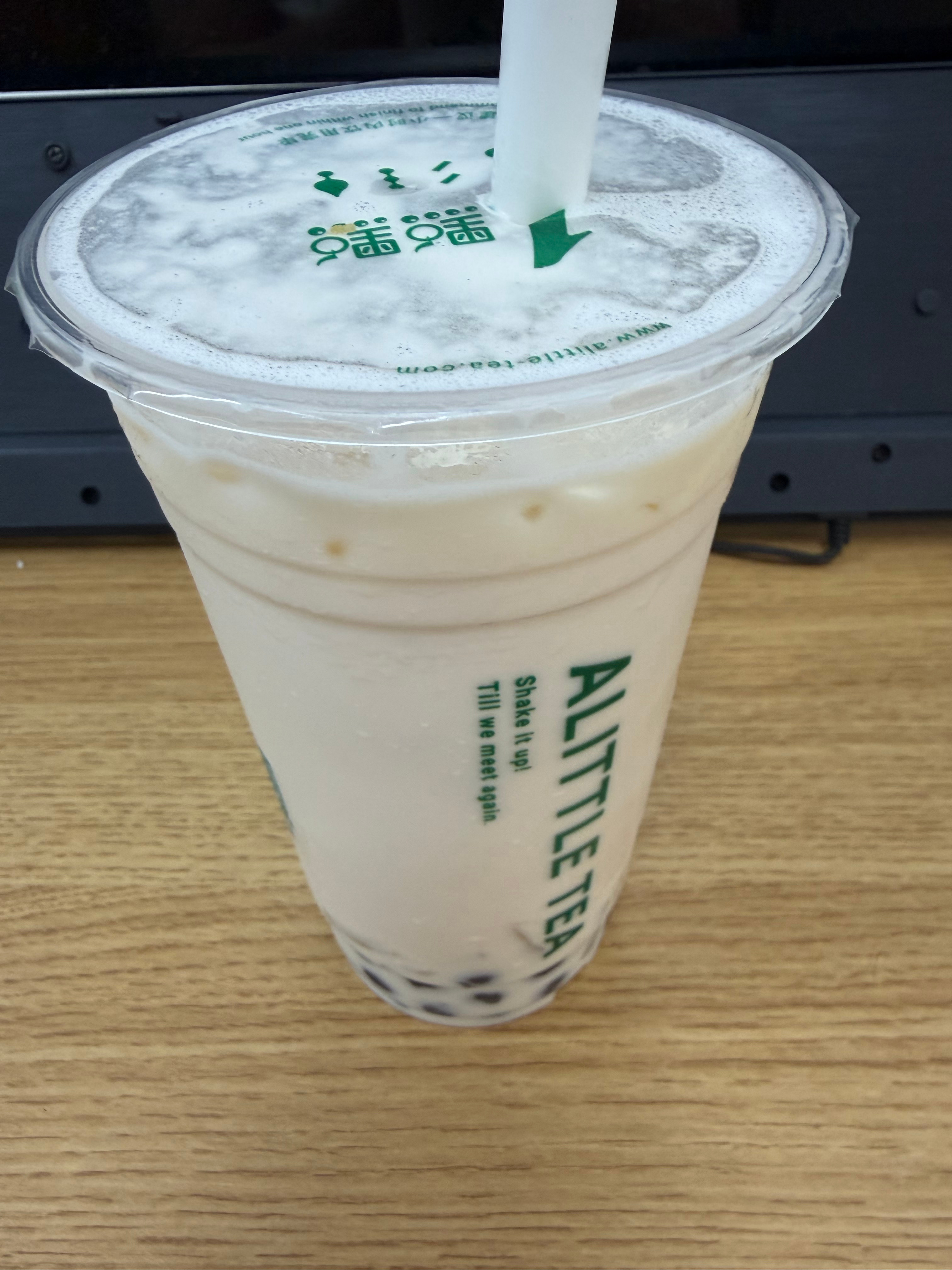 恕我直言，奶茶这东西是奢侈品吗？还不是想点就点。如果奶茶都喝不起，第一要务应该是