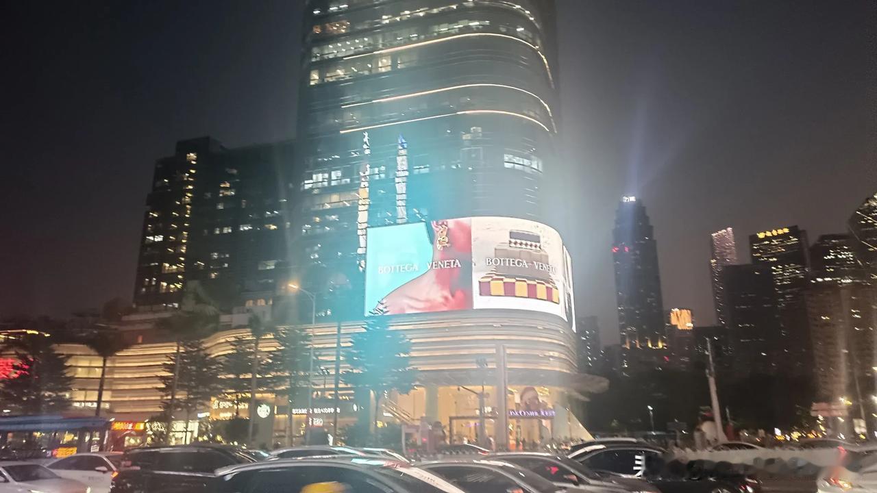 上联:天高悬日月，下联有请 上联：秋月高悬照大地，请出下联 老婆和兄弟姐妹谁更重