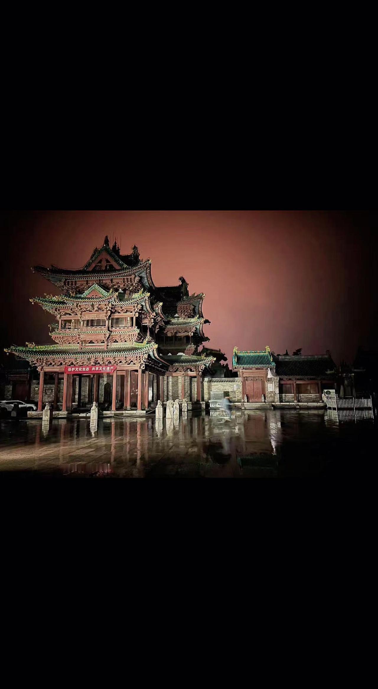 🌙暮色染透飞檐，倒影在水镜里摇晃成千年的梦。红墙不语，却把时光酿成了诗📜