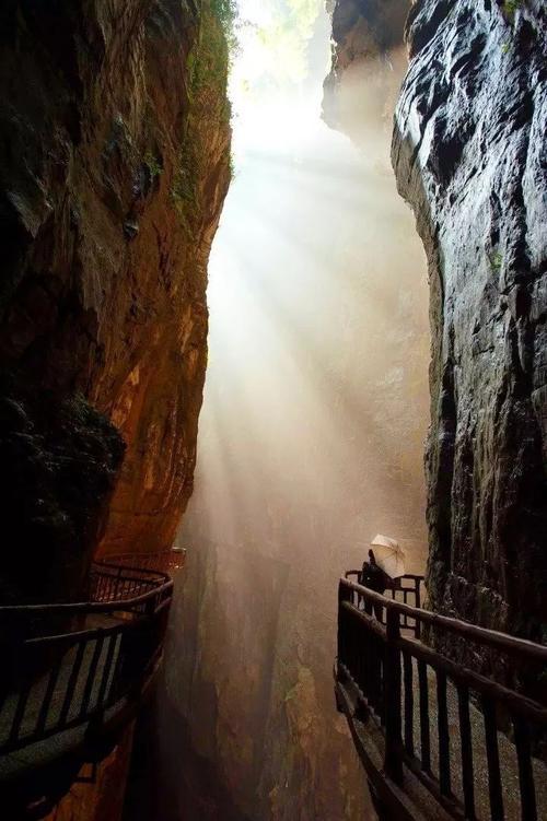 近日有媒体发声，呼吁别让“铜墙铁壁”式围挡成为剧组标配。不少剧组拍摄时层层围挡、