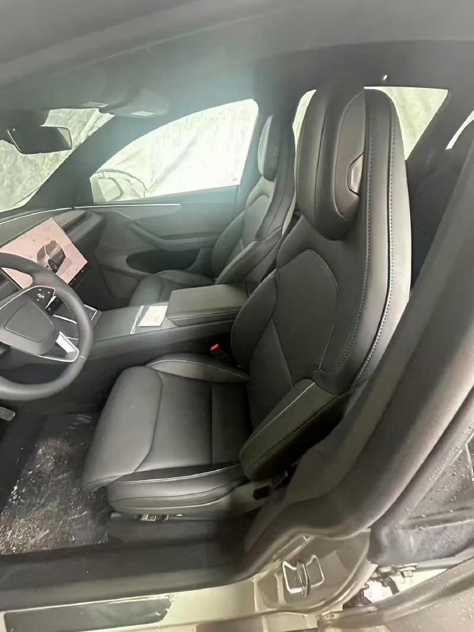 特斯拉Model Y L的内部看着还可以，二三排可以折叠，第一排头枕可以调节。【