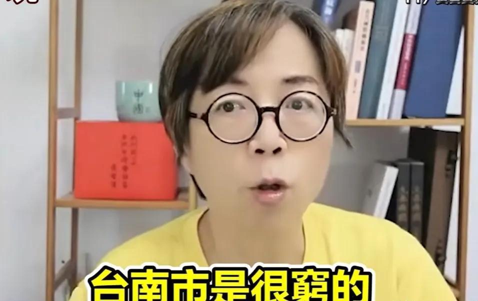 台媒体人黄智贤为台南市长黄伟哲发声

23日节目上，黄智贤谈到台南市长黄伟哲时，