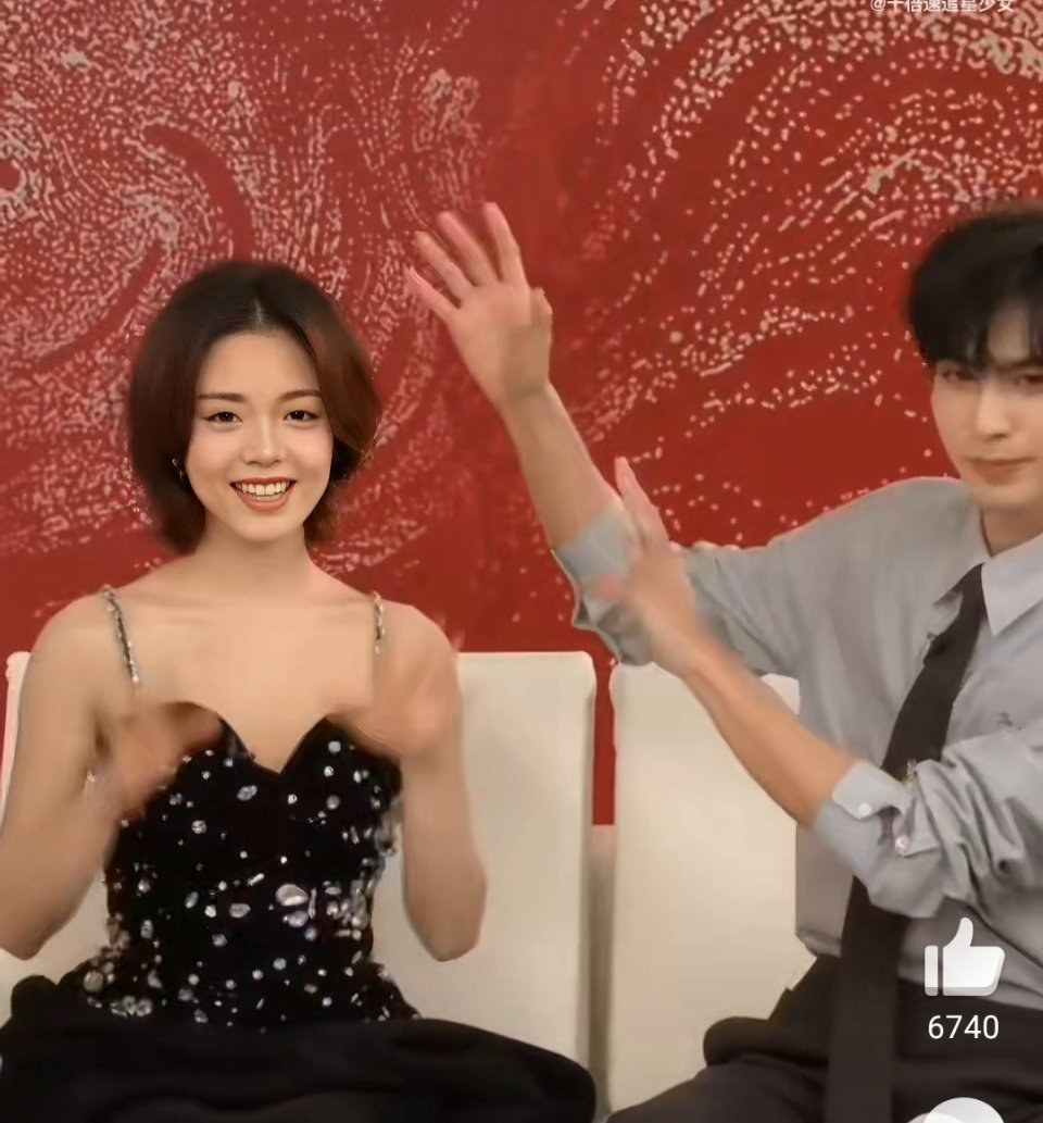 宋威龙赵今麦互宠这一块是红毯上抬手挡闪光灯的温柔，是综艺里护着她不摔倒的细心，是