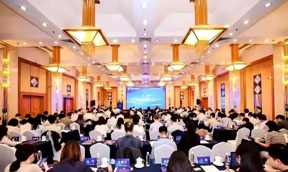 一向雷厉风行的她，在机场被拍到穿着T恤发呆。

她终于脱下了那身天天穿着的铠甲，