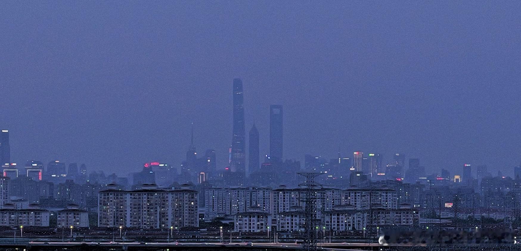 今日蓝调三件套，这短曝光虽然拍不清楚，但居然搞出颗粒感来了，观感还不错。  ​​