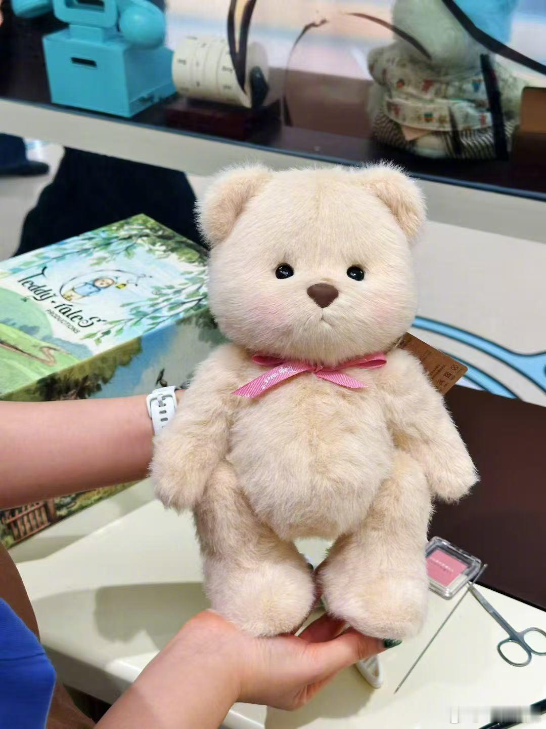 爱不释手的新玩具[音乐]答应给yolo的莉娜熊🐻小女孩小时候是不是都想拥有一只