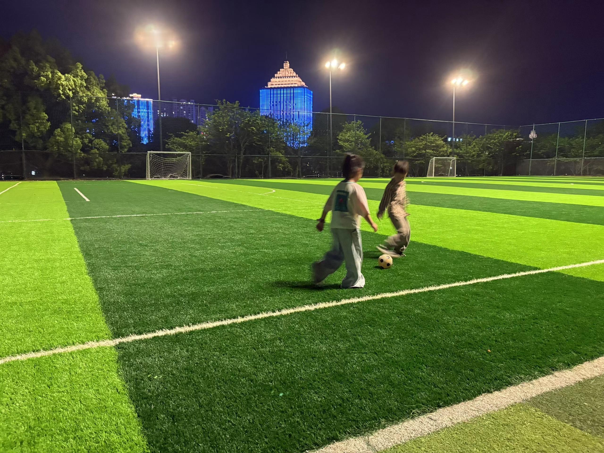 晚风拂面，球场奔跑，小朋友的快乐真的太治愈了！ 