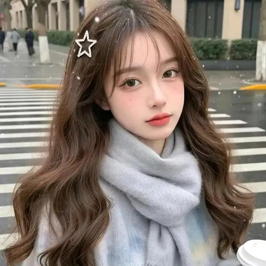 冬日氛围感少女，雪花点缀的浪漫瞬间。冬日唯美瞬间 冬日雪景氛围照 初雪氛围照 暖