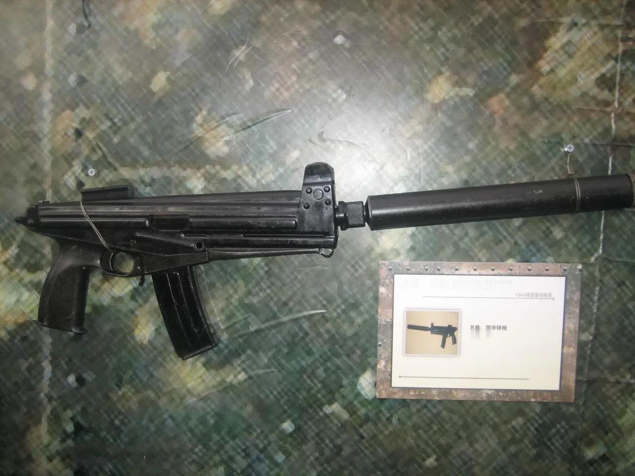 国产411冲锋枪，是北方工业公司生产的芬兰JaTiMatic冲锋枪改装版
有发射