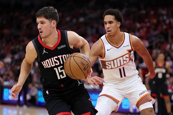 第一节火箭被太阳打出10-2的时候，小谢上去把节奏稳住了，这种时候就很能显现一个