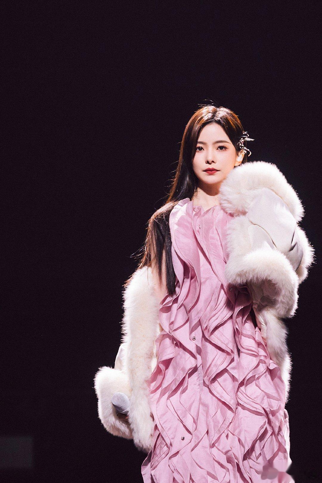 #硬糖少女303##陈卓璇# 今日份糖妹新鲜物料陈卓璇工作室更新分享舞台新剧照从