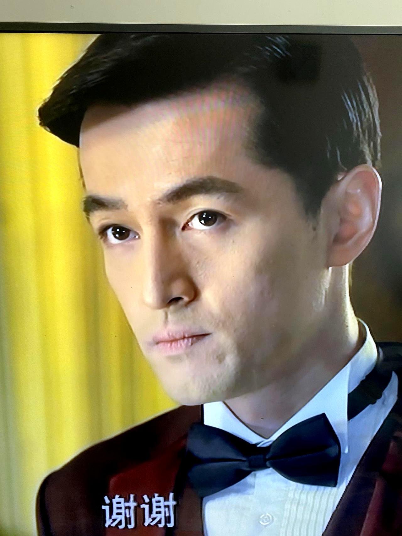 明楼给明台发了封电报，只有四个字：杀了我。明台看完，把枪砸在地上，差点就跟于曼丽