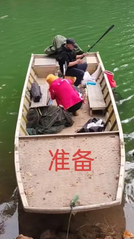 昨天晚上都七点了，西双版纳也快日落西山了，刘妈她们钓鱼去还没有回来。
不大一会儿