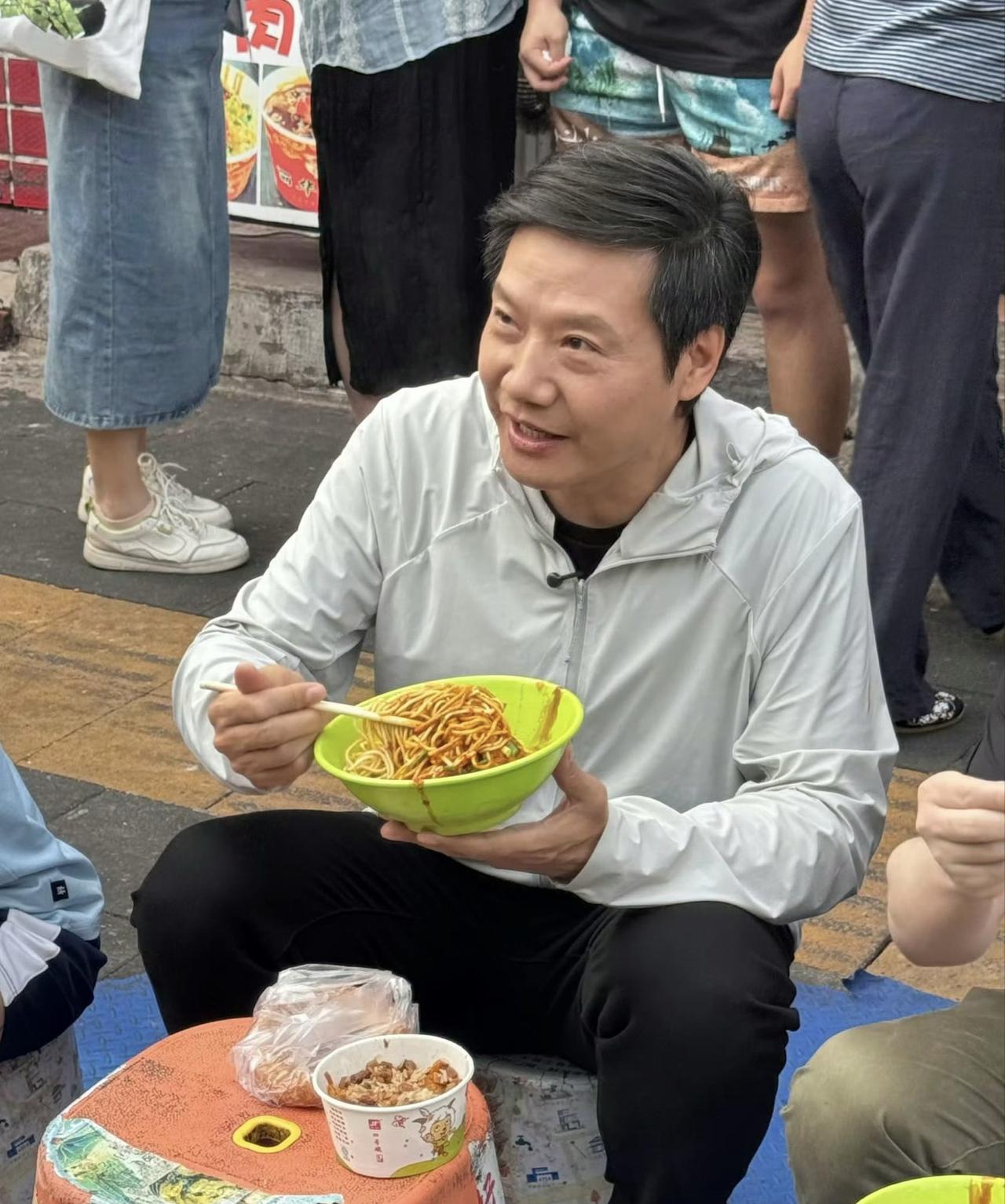 上个月黄仁勋在北京吃了碗炸酱面，
这个月雷布斯就在武汉吃热干面，
这次雷总准备喝