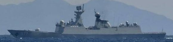 辽宁舰今天通过台湾海峡南下，此前一天，东部舰队的052DL型导弹驱逐舰包头号和0