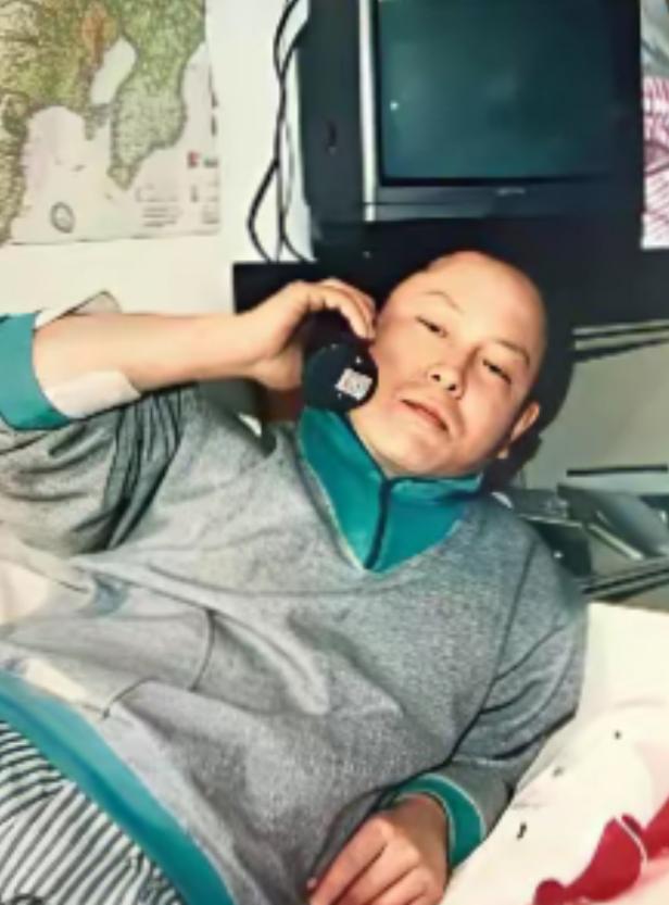 90年代，为了挣相当于上海100倍的惊人高薪，上海底层汉子丁尚彪狠心黑在日本。整