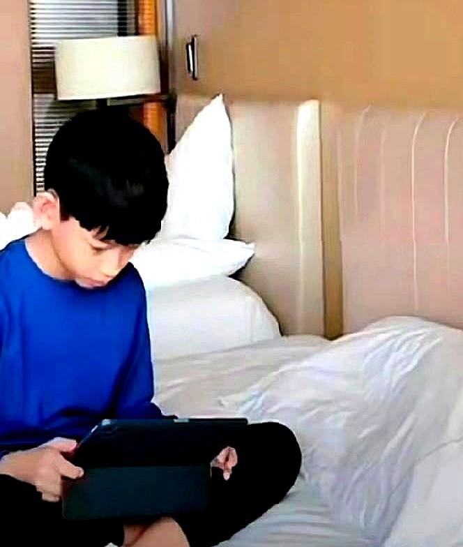 iPad一摔，亲子关系也碎了

汪小菲把儿子的iPad砸在地上，屏幕裂成蜘蛛网，