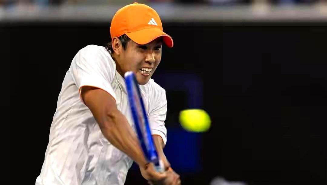 20岁，他把梅总打哭
 
第二盘6-0，一分没给。
 
鼻血刚擦完，连赢11局。