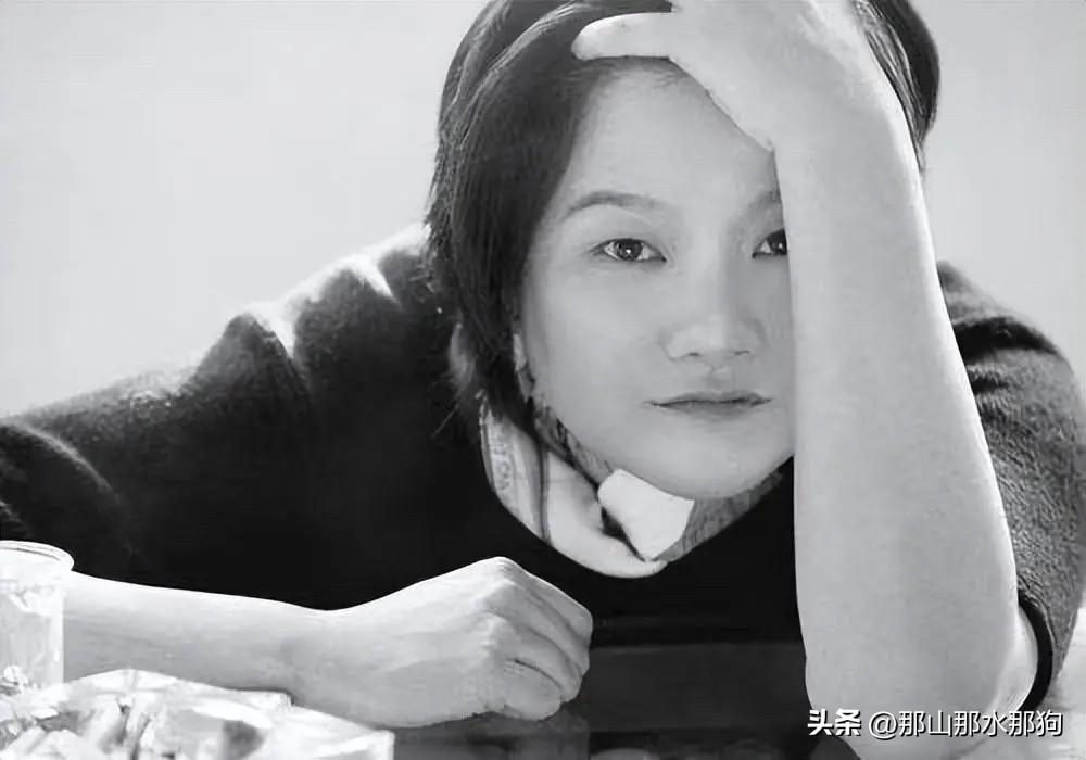 洪晃在音频中谈自己整一个直男，向这个直男问债的故事，笑的我肚子都疼起来了。

洪