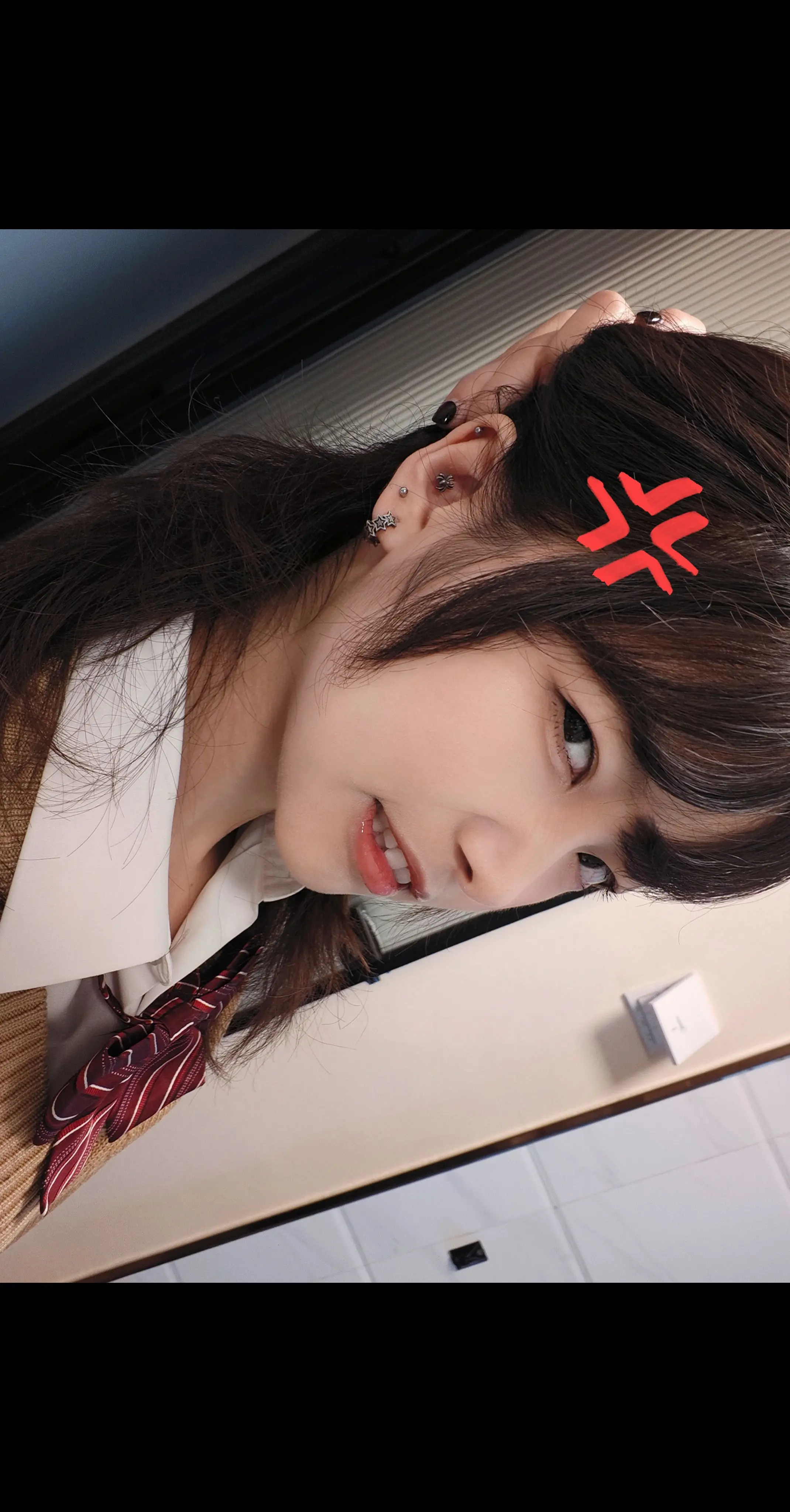 以后如果你看着我萌萌的脸想亲我耳朵的话撩起我头发的第一反应是愣住