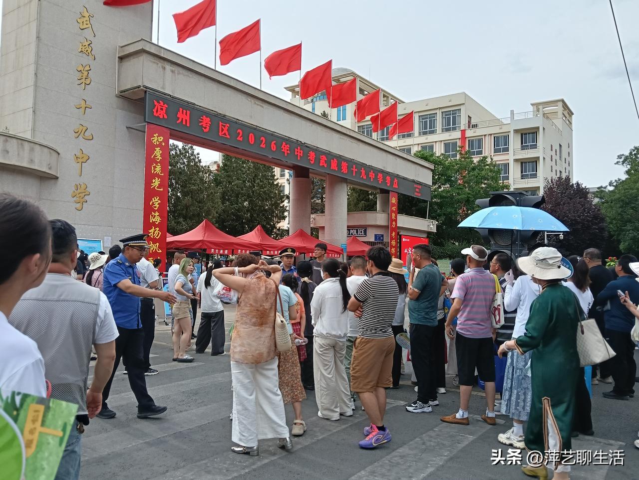 中考考点学校外现场的阵容够强大的啊！每个考生都有一个家长陪同，甚至还有2个家人陪