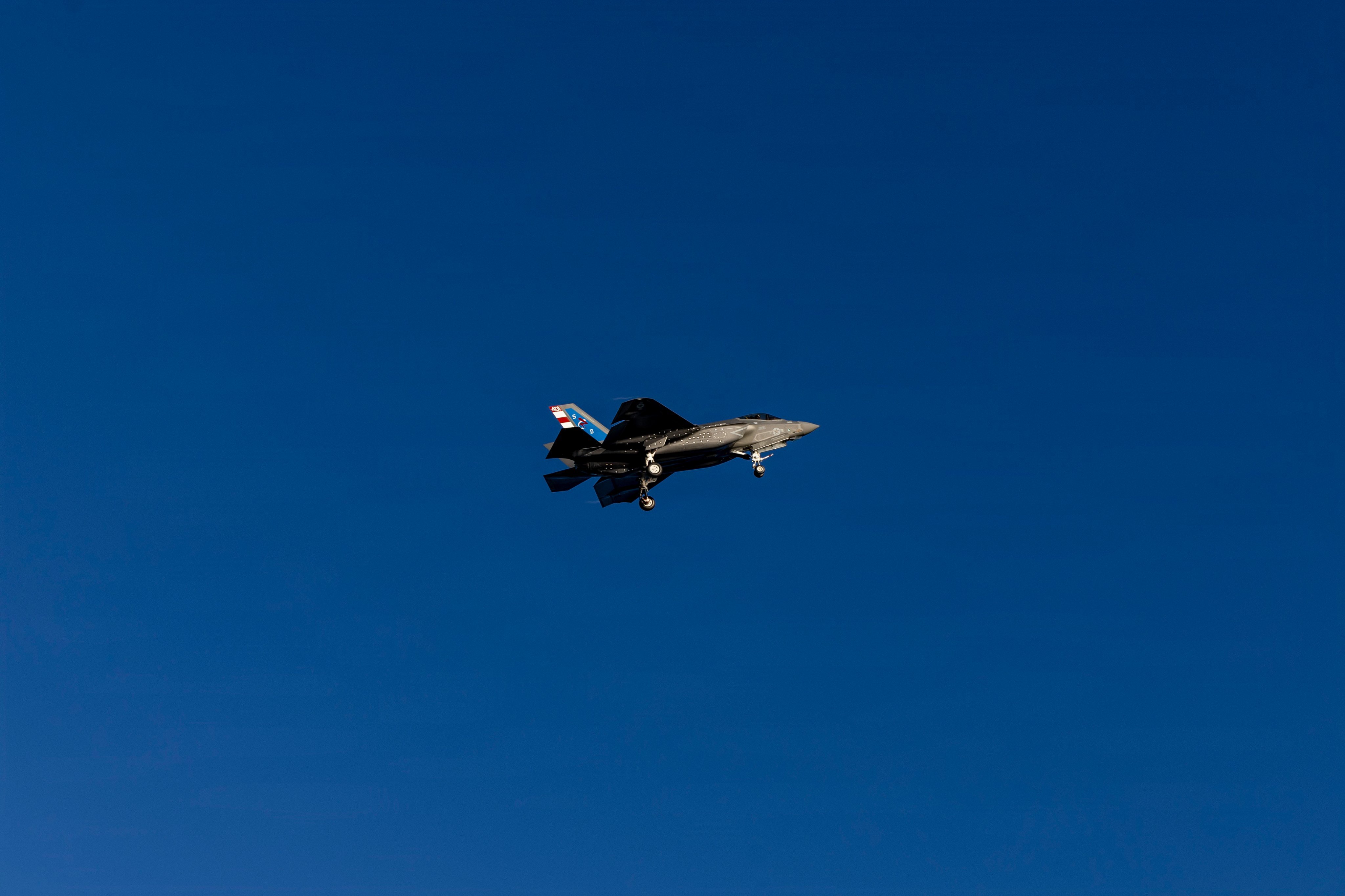 一架 F-35C“闪电II”隐身战斗机10月13日成功在“约翰·肯尼迪”号航母（