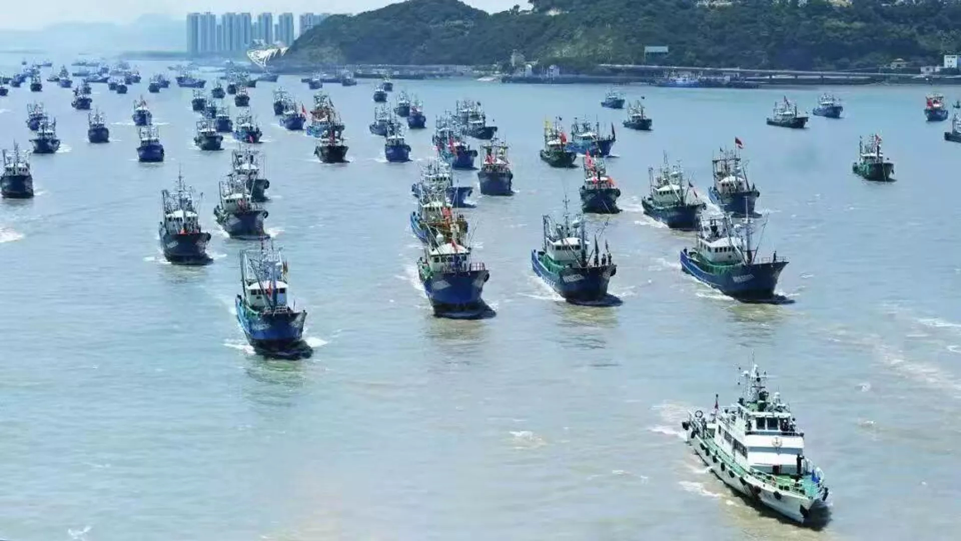 8月5日，东海伏季休渔部分解禁，迎来“小开渔”，万艘渔船出海开捕。海警船是不是也