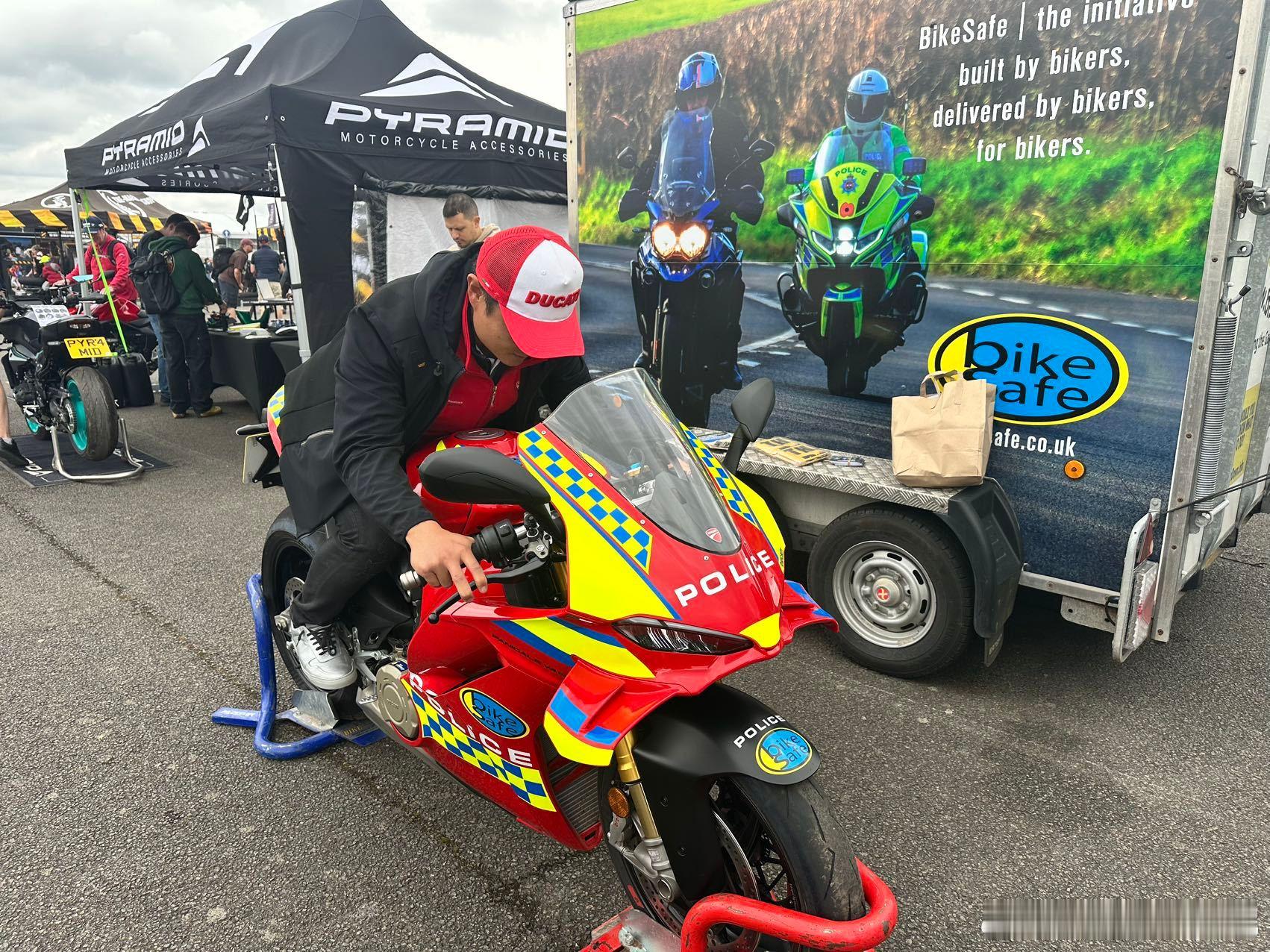 朋友从英国银石赛道给我拍的……2025杜卡迪Panigale V4S警车……这当