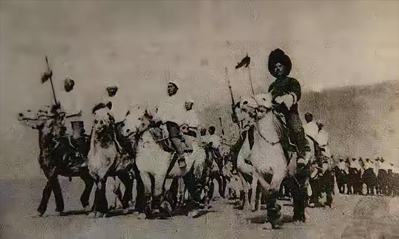 1949年，解放军第4军被马家军包围，这时，炮兵首长急中生智，猛然下令：“快！炮