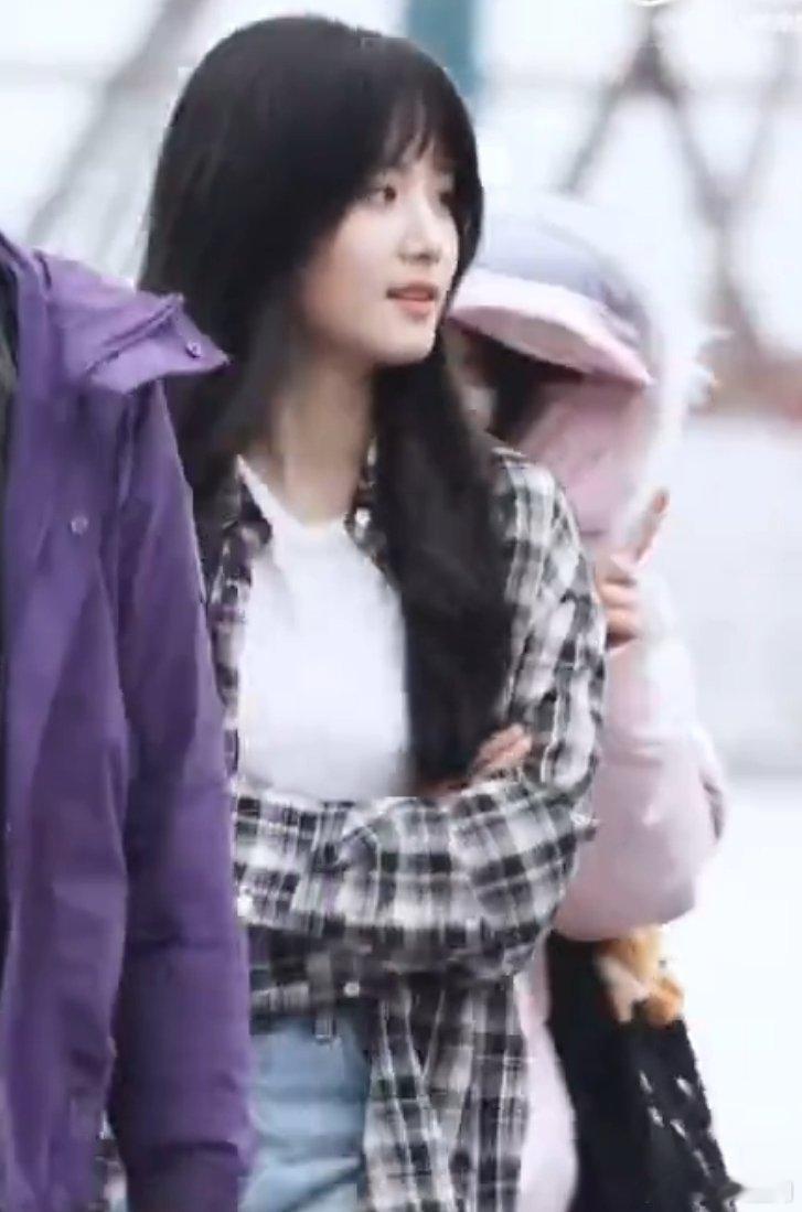 卢昱晓轧戏齐刘海路透不得不说，她真的好适合这种青春女大的角色，期待值飙升！卢昱晓