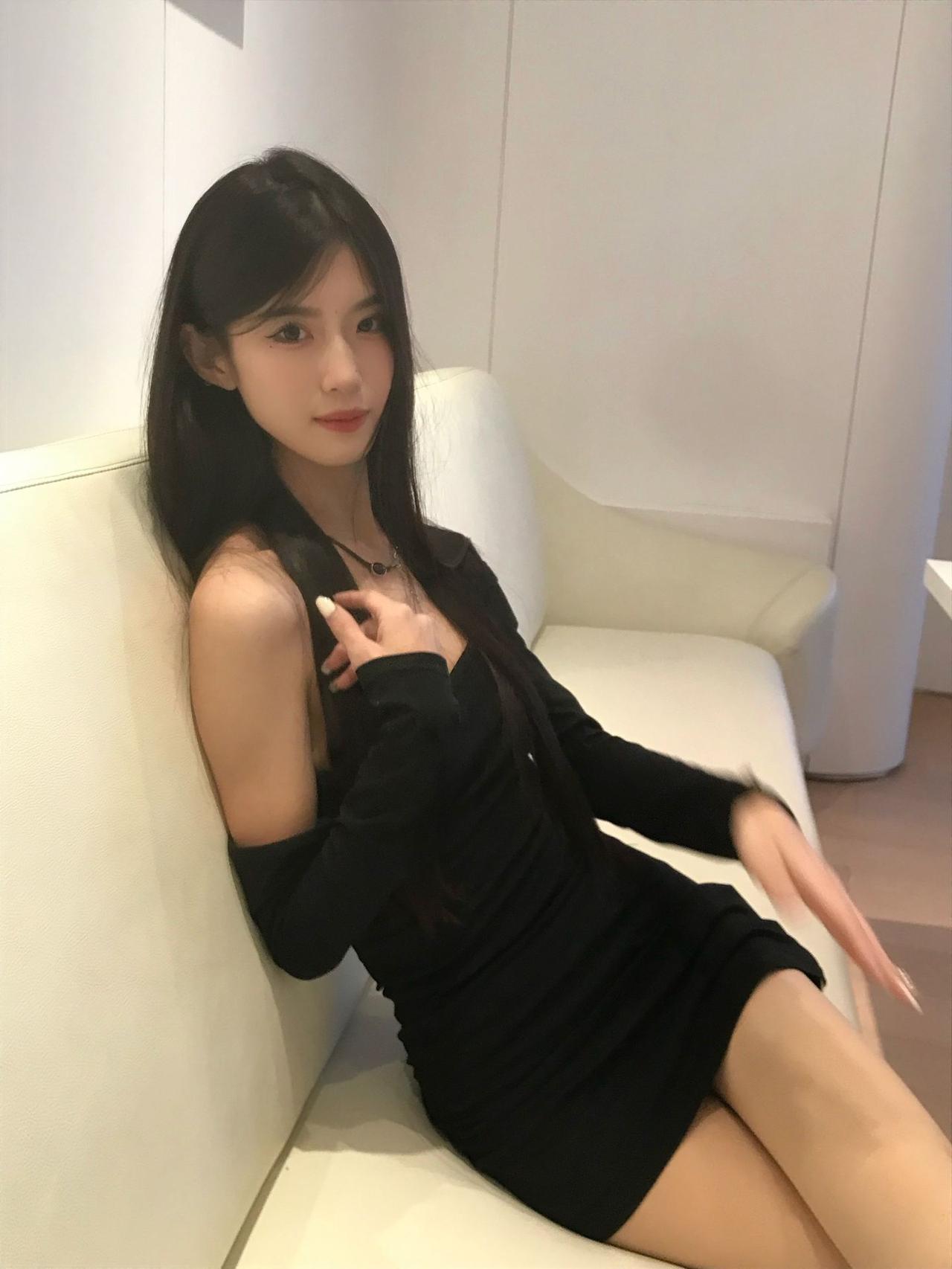 丑能提供什么情绪价值 看见你就来气。
女人如何穿出含蓄的性感?