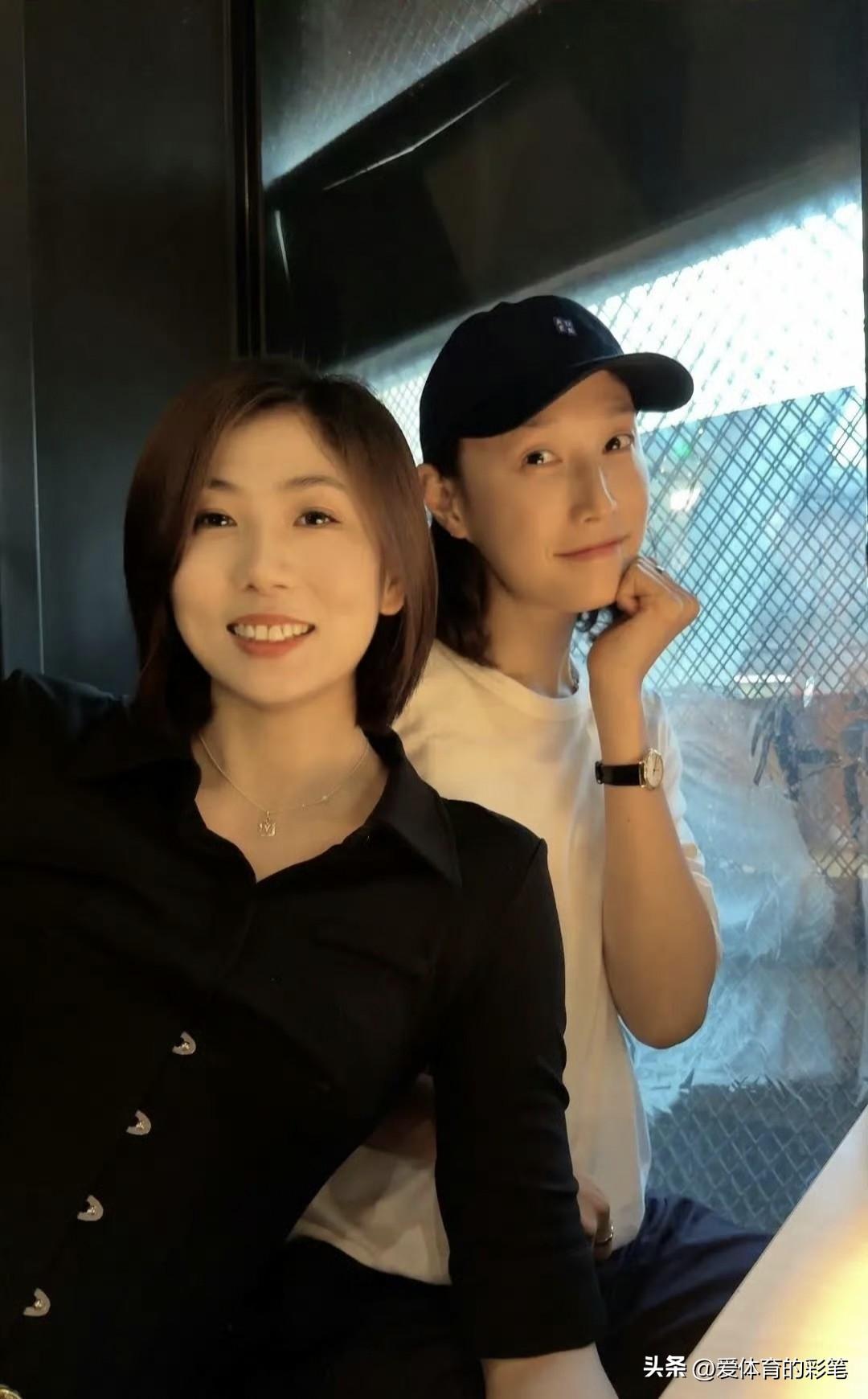 差点没认出高意，这一打扮变化好大，变知性美女了。也好久不见高意了，这和金软景又聚