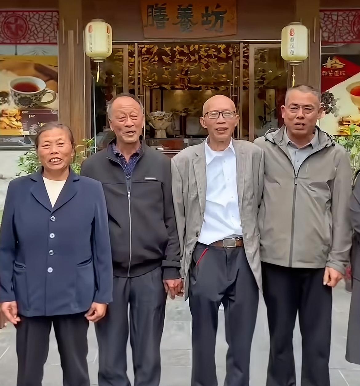 湖南“朱博士”64岁生日！
全家齐聚独缺弟弟，知情人透露细节原因，表哥表弟看起来