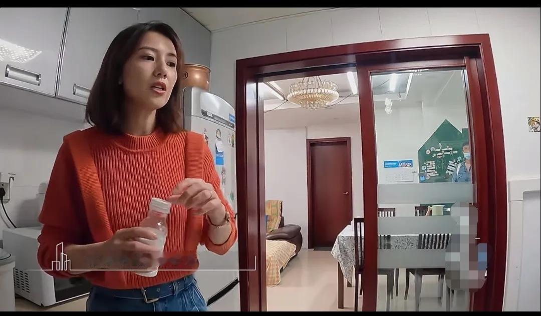 高圆圆，一副贤妻良母的样子。