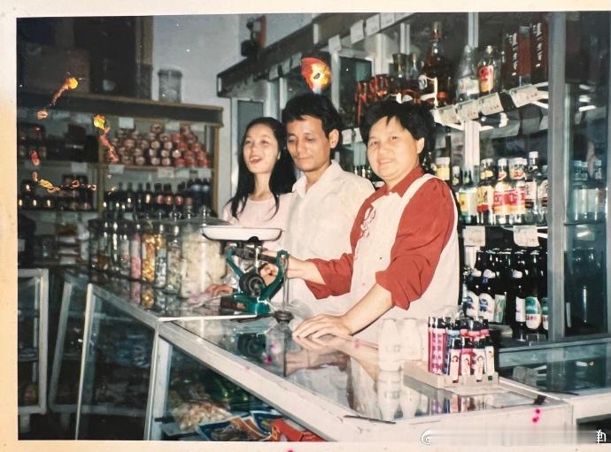 #周也和云边有个小卖部的缘分#  周也和云边有个小卖部好有缘分啊，周也外婆开过小