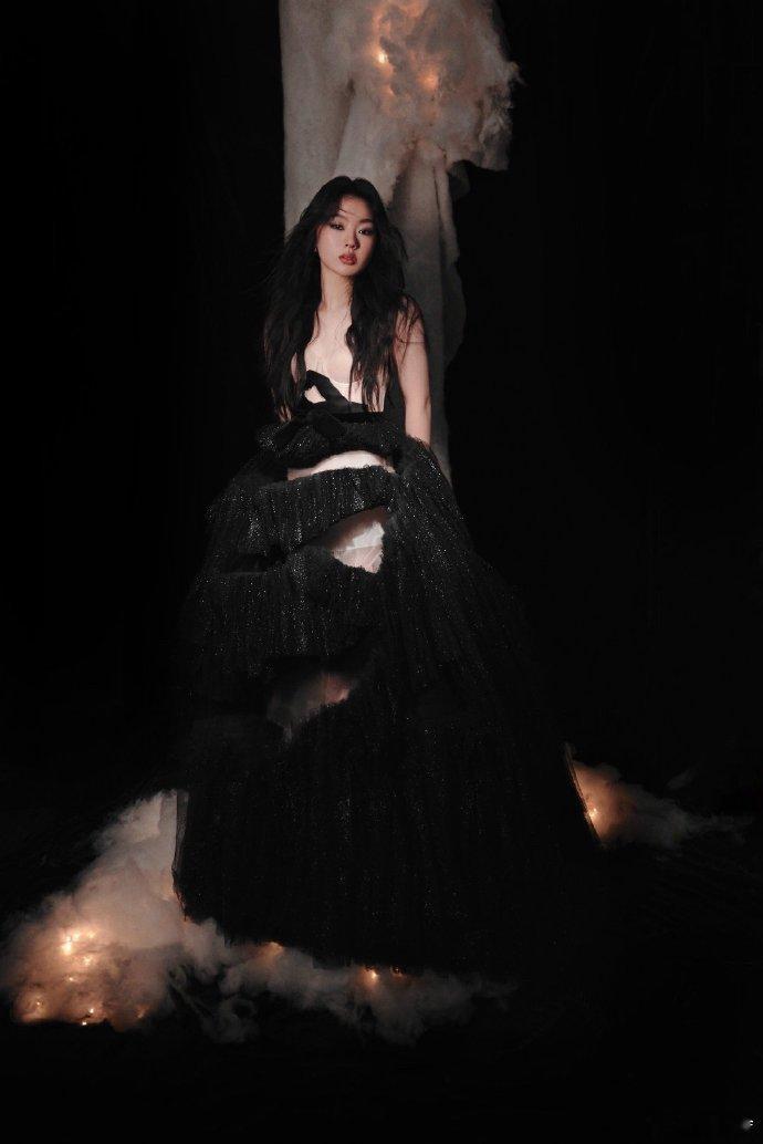 单依纯唱高音自带防伪码  单依纯又一次凭实力出圈，她的高音那可是独一无二的存在，