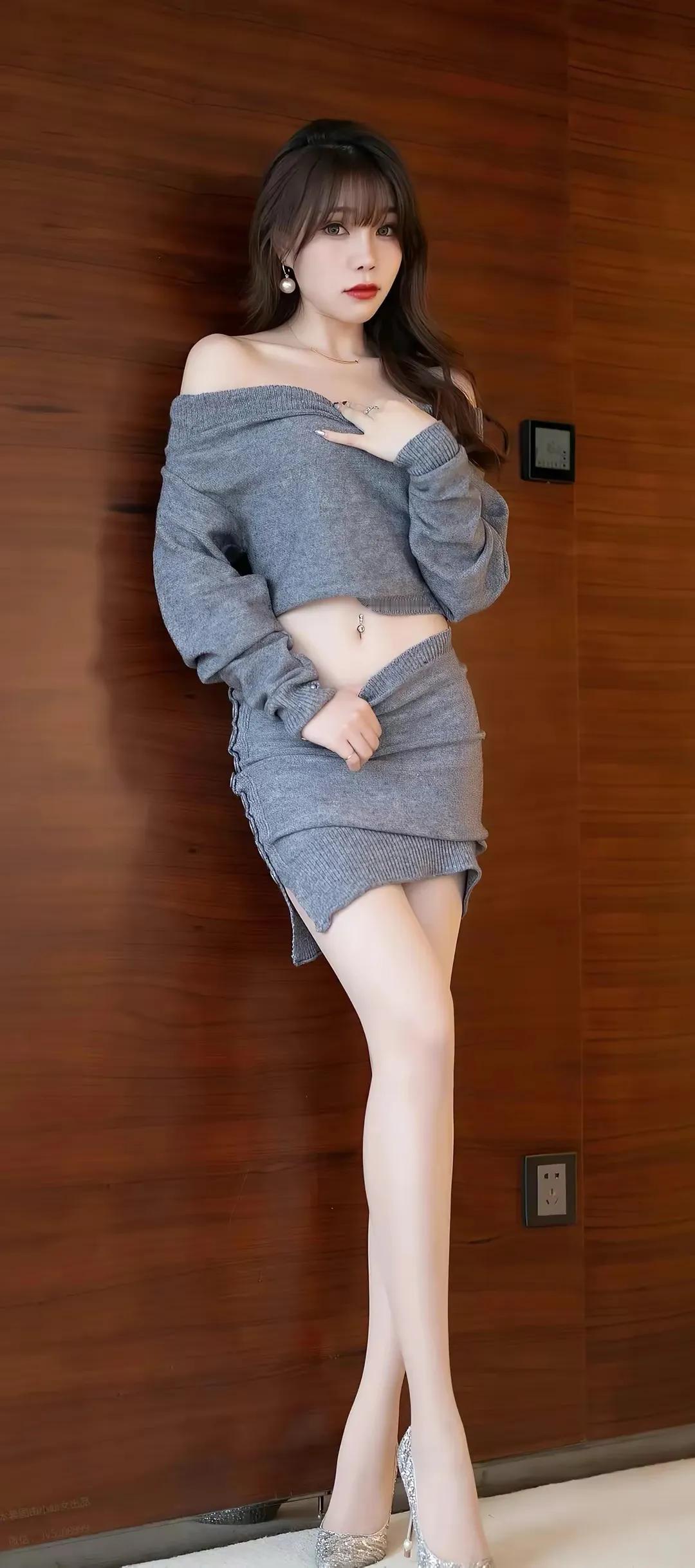 灰裙美女和白毛衣美女，黑皮裙