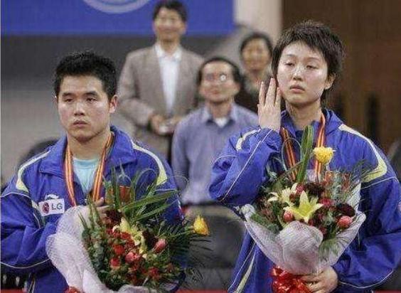 这张旧照，我一眼就认出了手捧鲜花、目光坚定的'抗韩英雄'刘国正，可是他旁边那位身