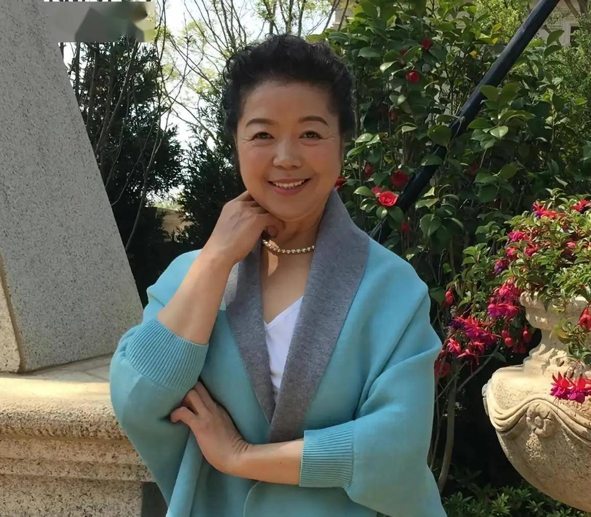 一张熟悉的面孔悄然离去。
吴艳杰老师，一位基层文艺工作者，拥有灿烂的一生。
十余