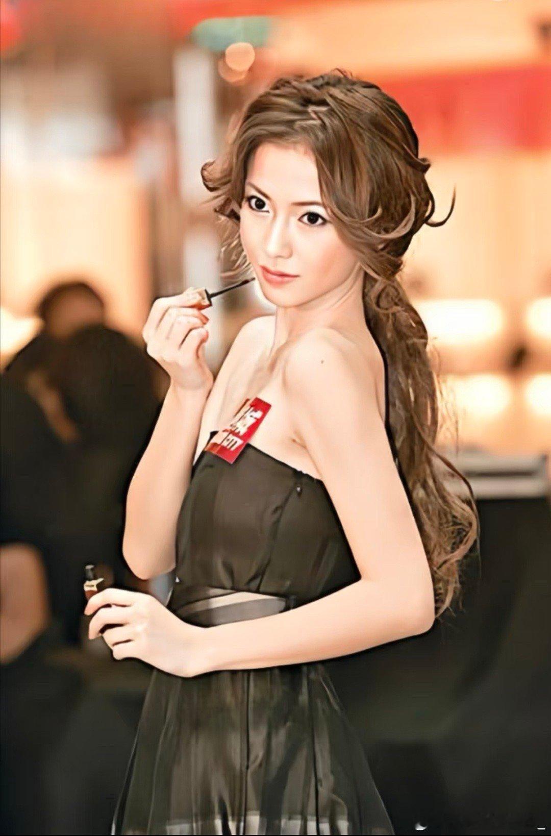 这是杨颖？！我的天呐，一点看不出来咱就说这谁能认出来哦！！杨颖｜ ​​​