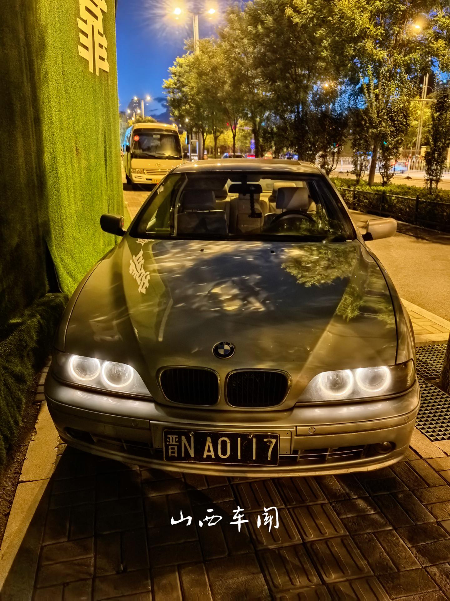 老车配黑牌，真是绝配。