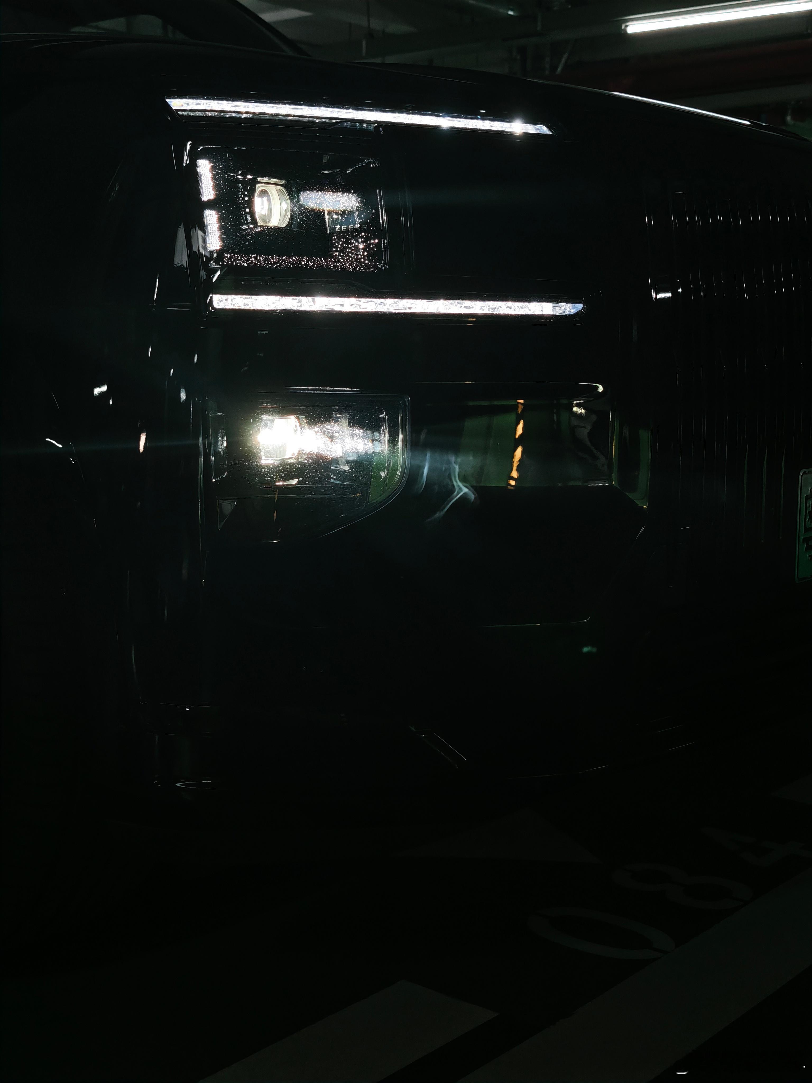 讲真，我是第一次摸到实车。我觉得这套设计语言，做轿车好像更好看是吧？低趴加这个灯