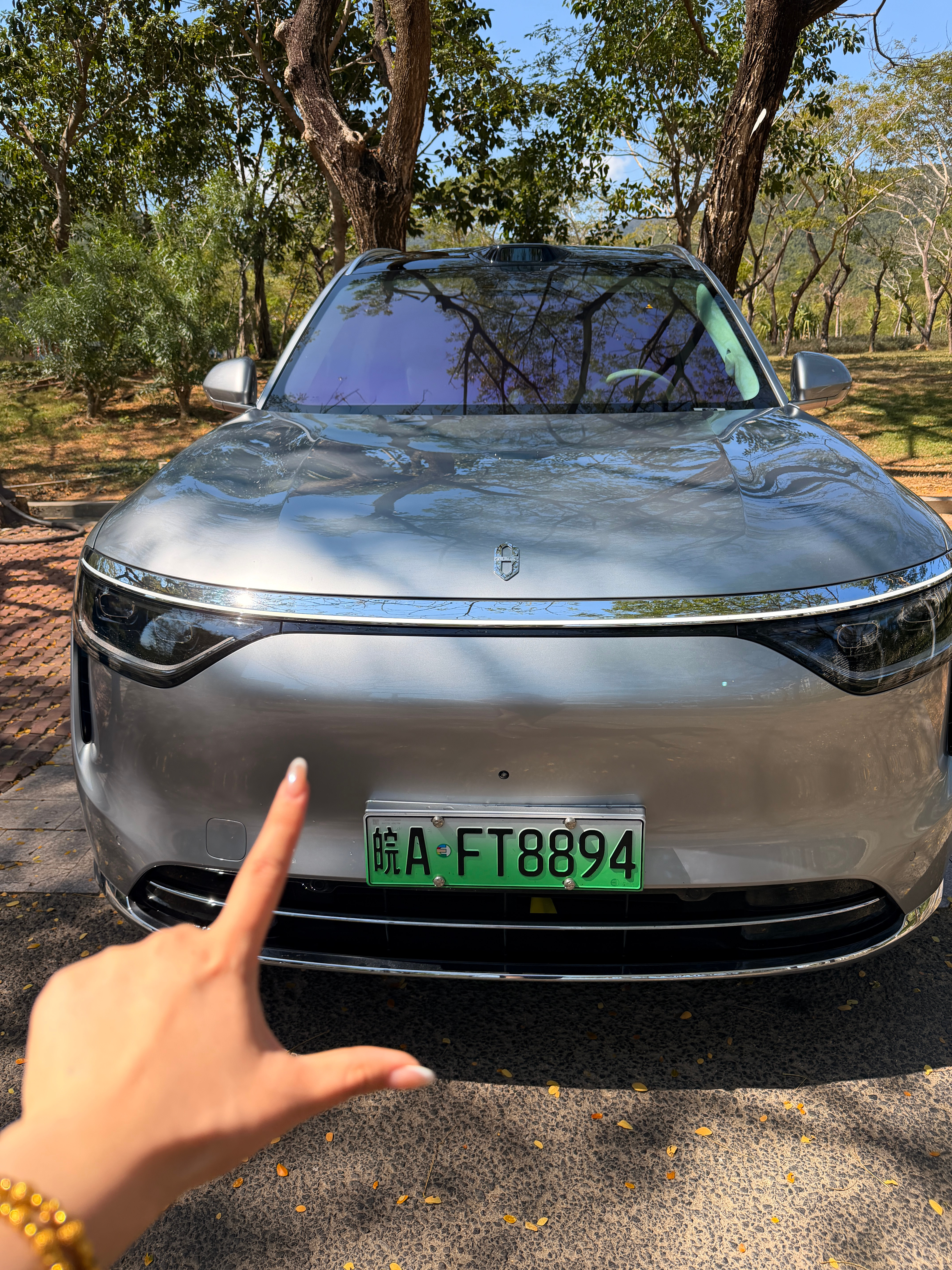 干活今天拍我自己的车🚗问界M8！图四的位置被售后修的相当可以啊，之前弟弟和大晨