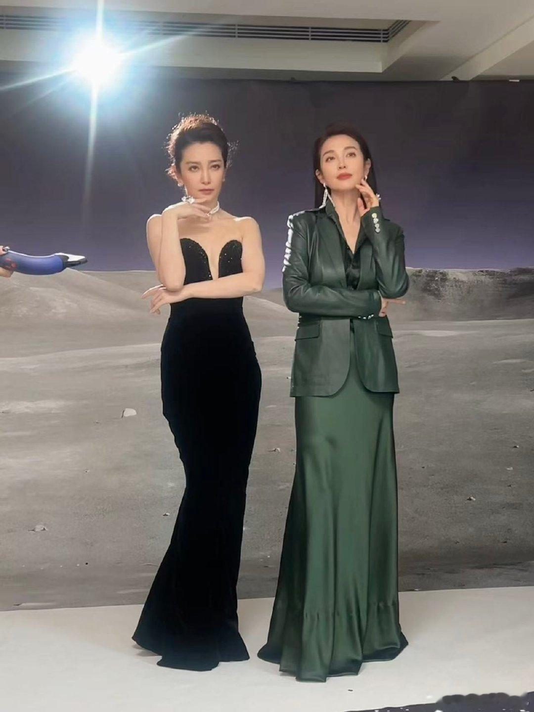 李冰冰晒和妹妹李雪合照李冰冰看妹妹的眼神好温柔，充满了宠溺。这样的姐姐，谁能不想