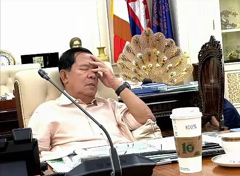 看来如今摆在洪森面前的，只有这三条路了！一是公开认怂，向侄女佩通坦和老友他信诚恳