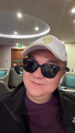 刘凯源火了。
但这个9岁的足球小将身后，站着一个男人——他爸，辉子。
在“足球小