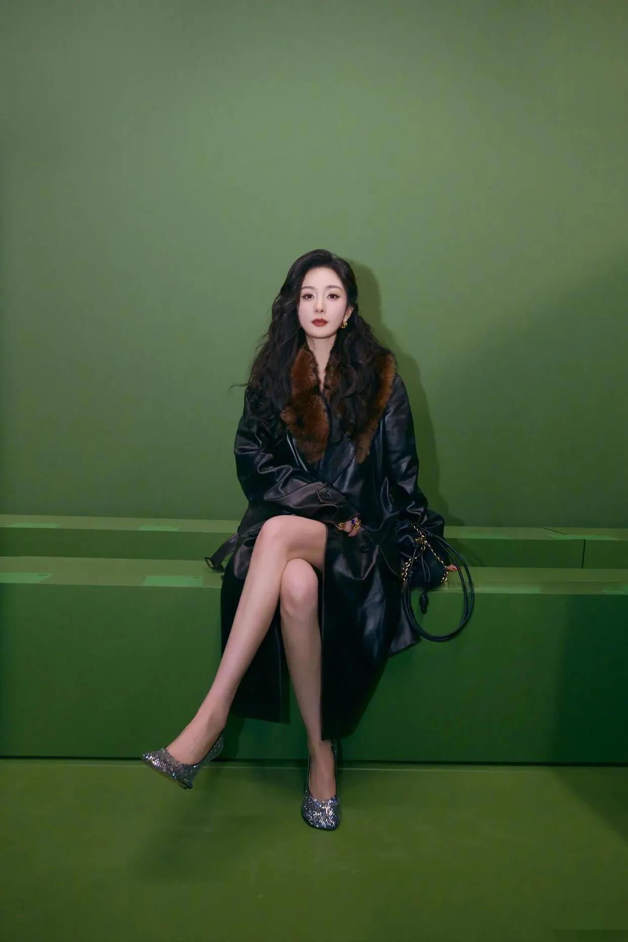 杨幂巴黎时装周看秀太飒了，一袭带有奢华毛领装饰的皮大衣搭配炫酷墨镜，造型惊艳似总