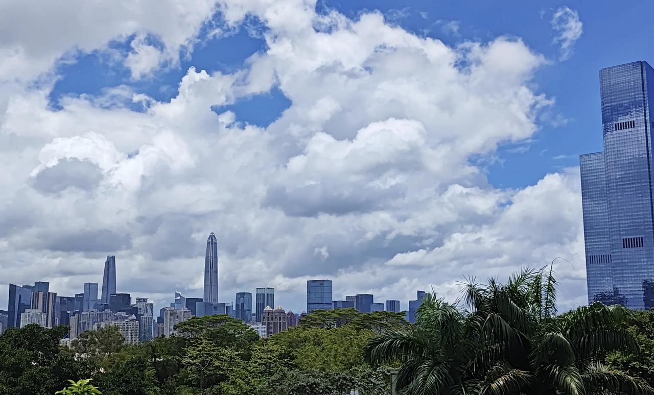 深圳此时此刻。台风蝴蝶正翩翩飞往华南地区，副热带高压总能逼出深圳最美的天空。台风