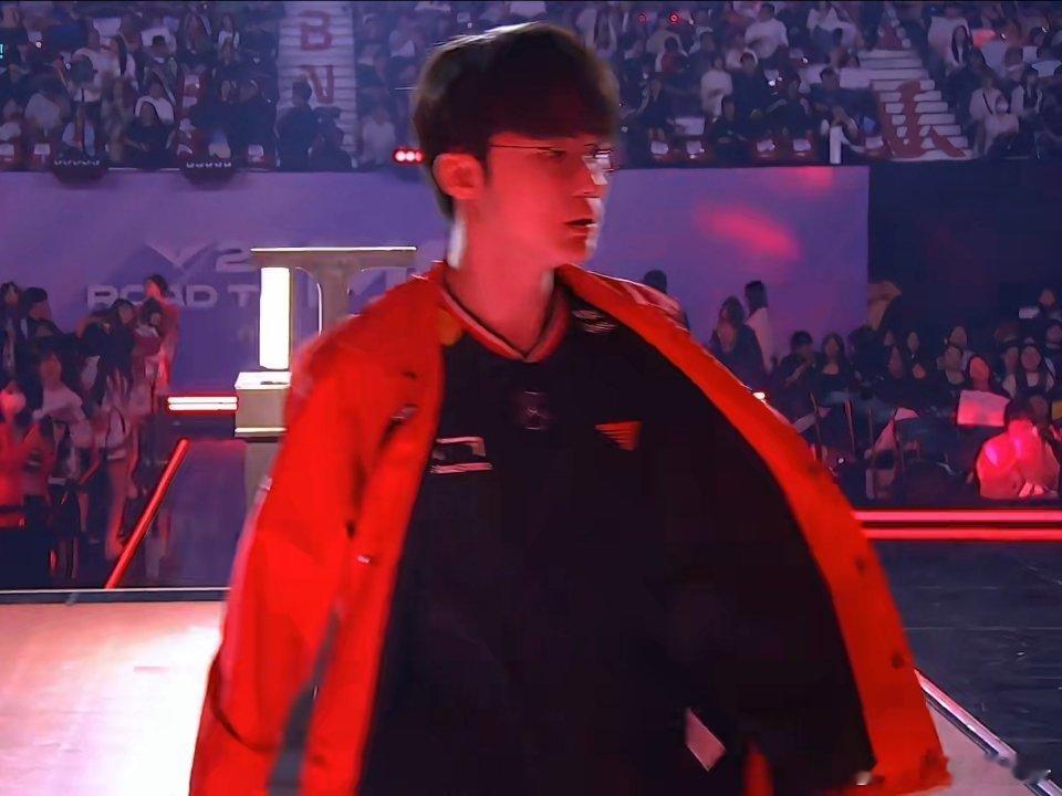 Faker还是那么猛，老塞拉斯把狐狸大招玩爽了[哆啦A梦害怕]T1拿下第一局，红